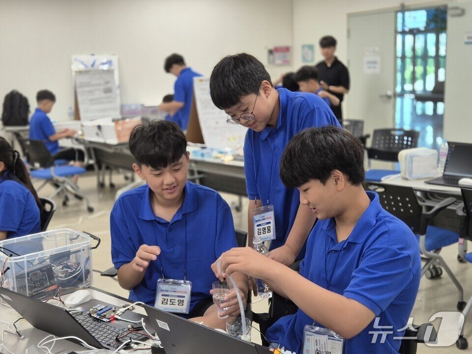 본문 이미지 - 완도초&#39;Code challengers&#39;동아리 학생들이 SW융합 해커톤 대회 본선에서 시연하고 있다.  &#40;전남도교육청 제공, 재판매 및 DB 금지&#41;/뉴스1