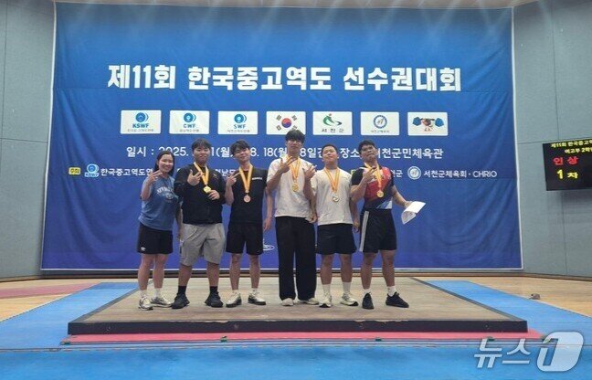 본문 이미지 - 완도고 역도 선수들이 기념사진을 찍고 있다. &#40;전남도교육청 제공, 재판매 및 DB 금지&#41;/뉴스1 