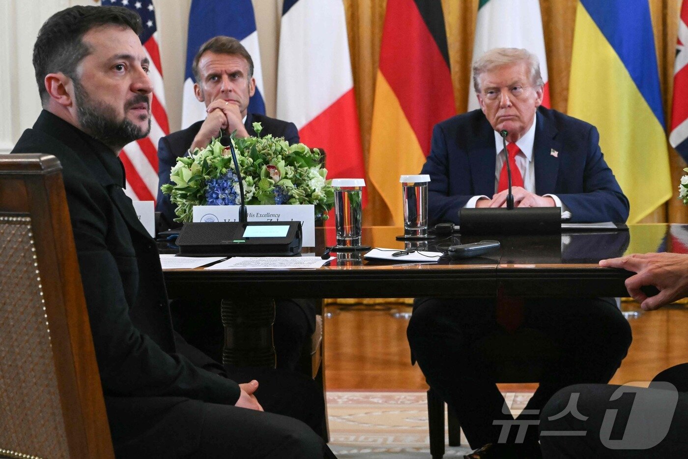 본문 이미지 - 18일&#40;현지시간&#41; 미국 우크라이나 유럽 확대 정상회의에 참석한 볼로디미르 젤렌스키 우크라이나 대통령&#40;왼쪽부터&#41;, 에마뉘엘 마크롱 프랑스 대통령, 도널드 트럼프 미국 대통령. 2025.08.18 ⓒ AFP=뉴스1 ⓒ News1 이지예 객원기자