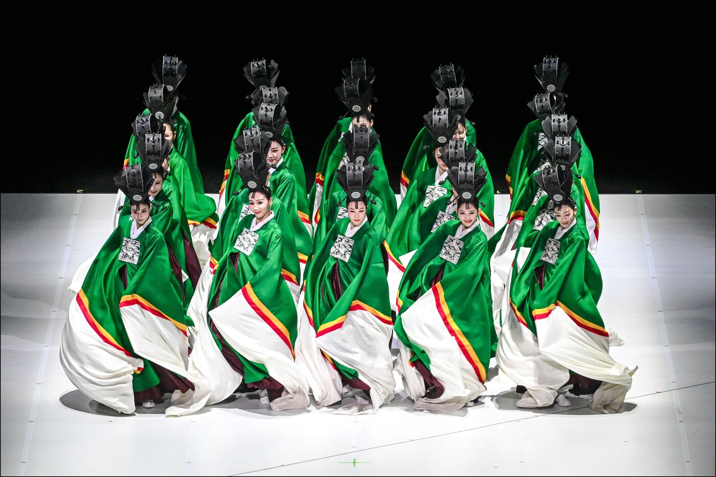 본문 이미지 - 서울시무용단 &#39;일무&#39; 중 2막 궁중무연구 모습&#40;세종문화회관 제공&#41;