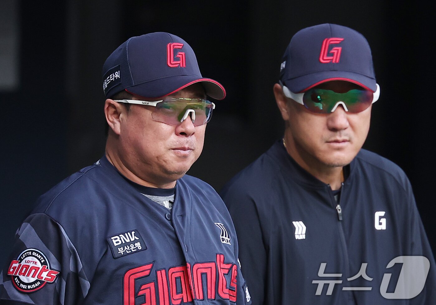 본문 이미지 - 롯데 자이언츠 김태형 감독&#40;왼쪽&#41;과 조원우 코치. 2025.8.21/뉴스1 ⓒ News1 김성진 기자
