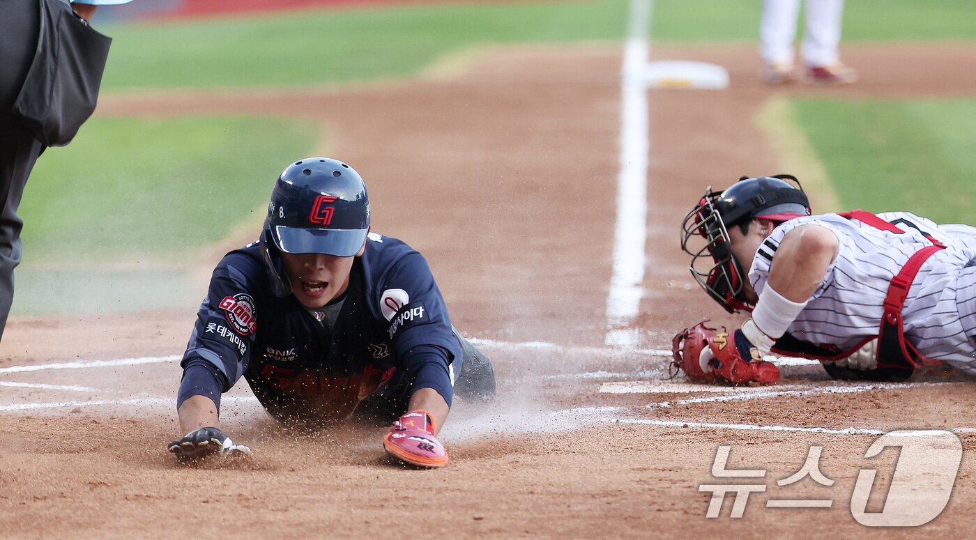 본문 이미지 - 21일 서울 송파구 잠실야구장에서 열린 프로야구 &#39;2025 신한 SOL 뱅크 KBO리그&#39; 롯데 자이언츠와 LG 트윈스의 경기, 롯데 황성빈이 1회초 무사 1,3루 고승민의 2루수 희생플라이 때 홈으로 쇄도해 득점을 올리고 있다. 2025.8.21/뉴스1 ⓒ News1 김성진 기자
