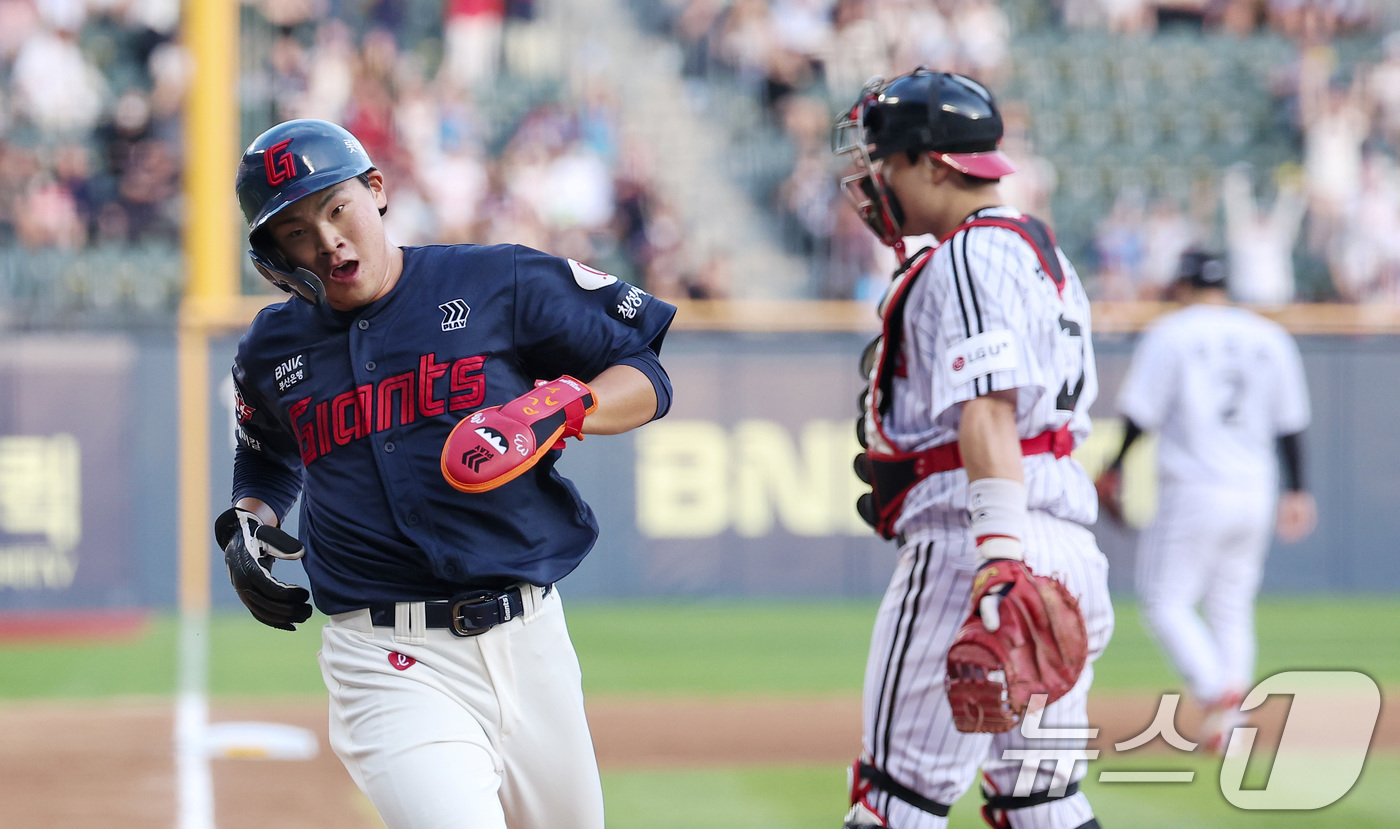 (서울=뉴스1) 김성진 기자 = 21일 서울 송파구 잠실야구장에서 열린 프로야구 '2025 신한 SOL 뱅크 KBO리그' 롯데 자이언츠와 LG 트윈스의 경기, 롯데 박찬형이 1회초 …
