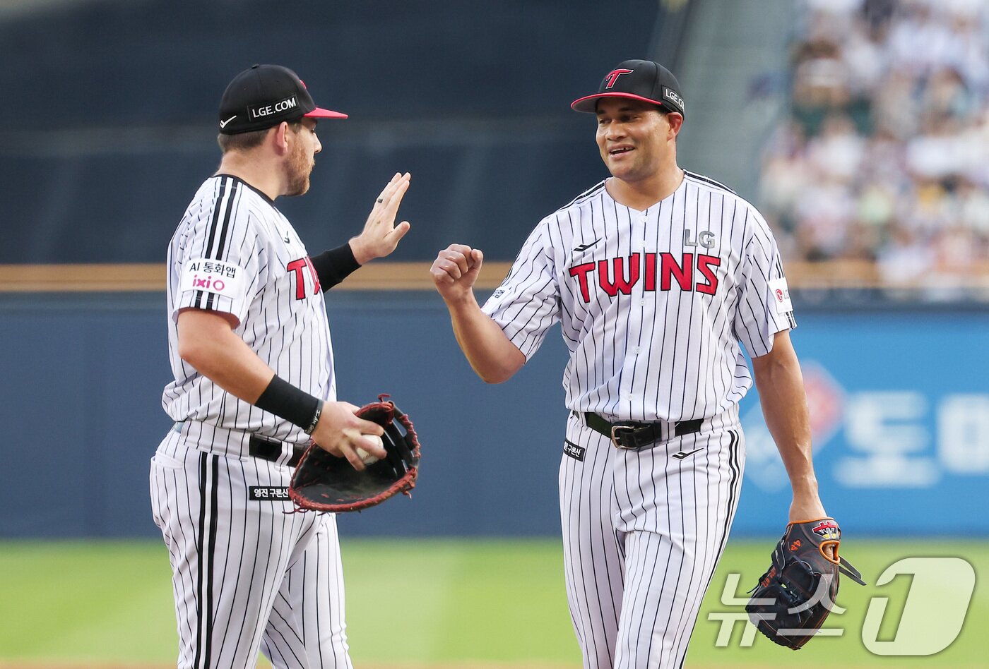 본문 이미지 - LG 트윈스 외국인 투수 요니 치리노스&#40;오른쪽&#41;와 외국인 타자 오스틴 딘. 2025.8.21/뉴스1 ⓒ News1 김성진 기자