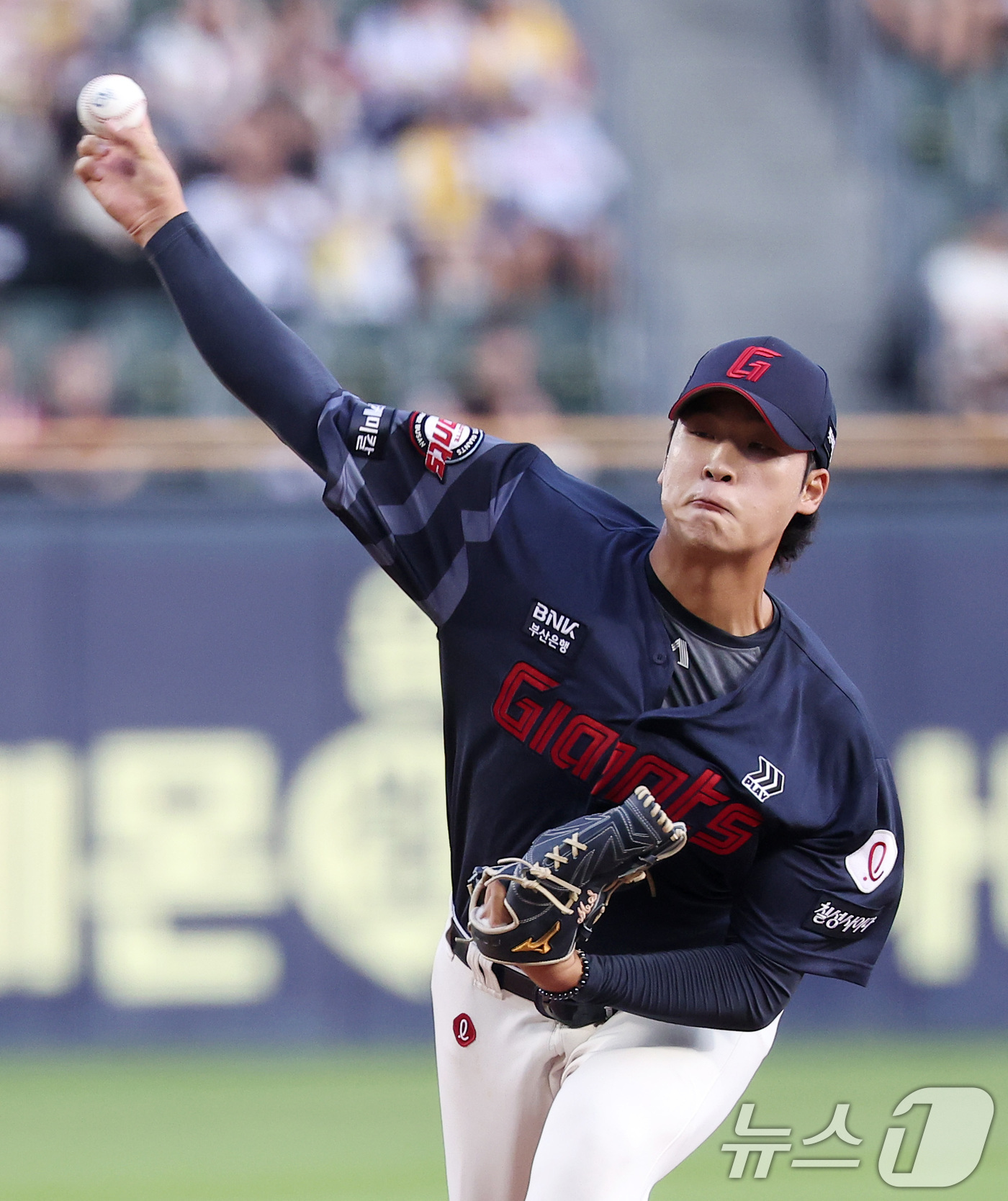 (서울=뉴스1) 김성진 기자 = 롯데 선발 이민석이 21일 서울 송파구 잠실야구장에서 열린 프로야구 '2025 신한 SOL 뱅크 KBO리그' 롯데 자이언츠와 LG 트윈스의 경기에서 …