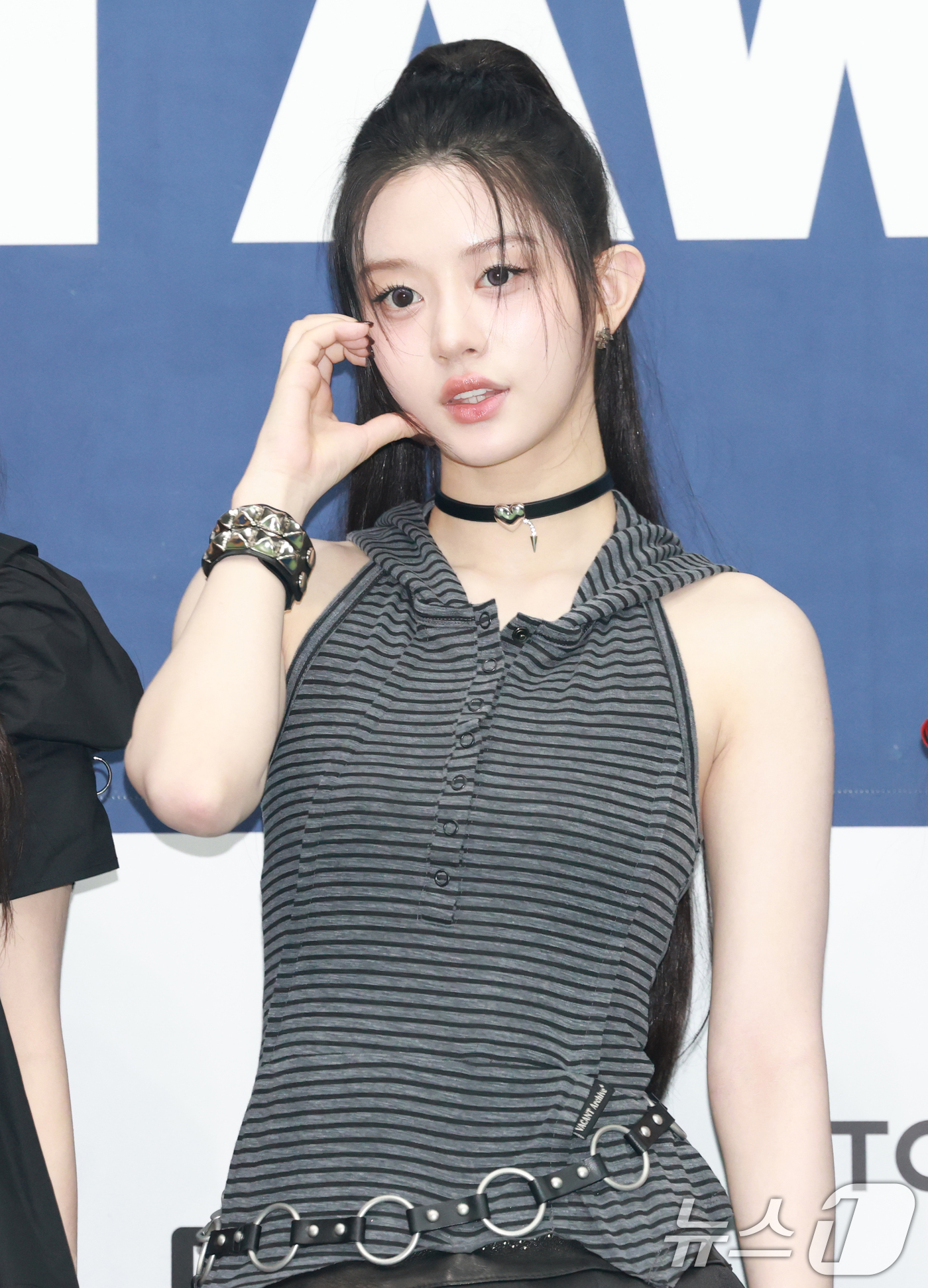 (서울=뉴스1) 권현진 기자 = 아일릿 민주가 21일 오후 서울 송파구 잠실 실내체육관에서 열린 '2025 케이 월드 드림 어워즈( K-WORLD DREAM AWARDS 2025) …