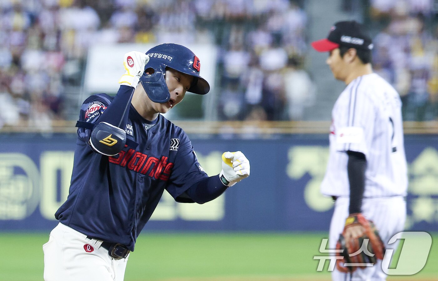 본문 이미지 - 21일 서울 송파구 잠실야구장에서 열린 프로야구 &#39;2025 신한 SOL 뱅크 KBO리그&#39; 롯데 자이언츠와 LG 트윈스의 경기, 롯데 이호준이 4회초 무사 선두타자로 나서 솔로홈런을 터뜨린 후 그라운드를 돌고 있다. 2025.8.21/뉴스1 ⓒ News1 김성진 기자