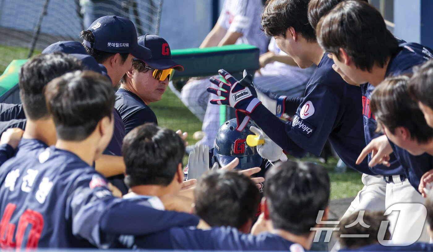 본문 이미지 - 21일 서울 송파구 잠실야구장에서 열린 프로야구 &#39;2025 신한 SOL 뱅크 KBO리그&#39; 롯데 자이언츠와 LG 트윈스의 경기, 롯데 이호준이 4회초 무사 선두타자로 나서 솔로홈런을 터뜨린 후 더그아웃에서 축하를 받고 있다. 2025.8.21/뉴스1 ⓒ News1 김성진 기자