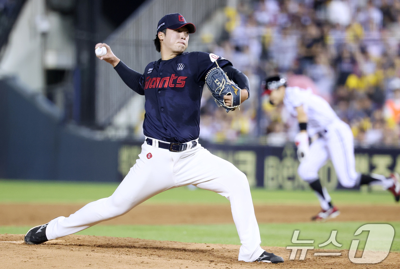 (서울=뉴스1) 김성진 기자 = 21일 서울 송파구 잠실야구장에서 열린 프로야구 '2025 신한 SOL 뱅크 KBO리그' 롯데 자이언츠와 LG 트윈스의 경기, 롯데 선발 이민석이 …