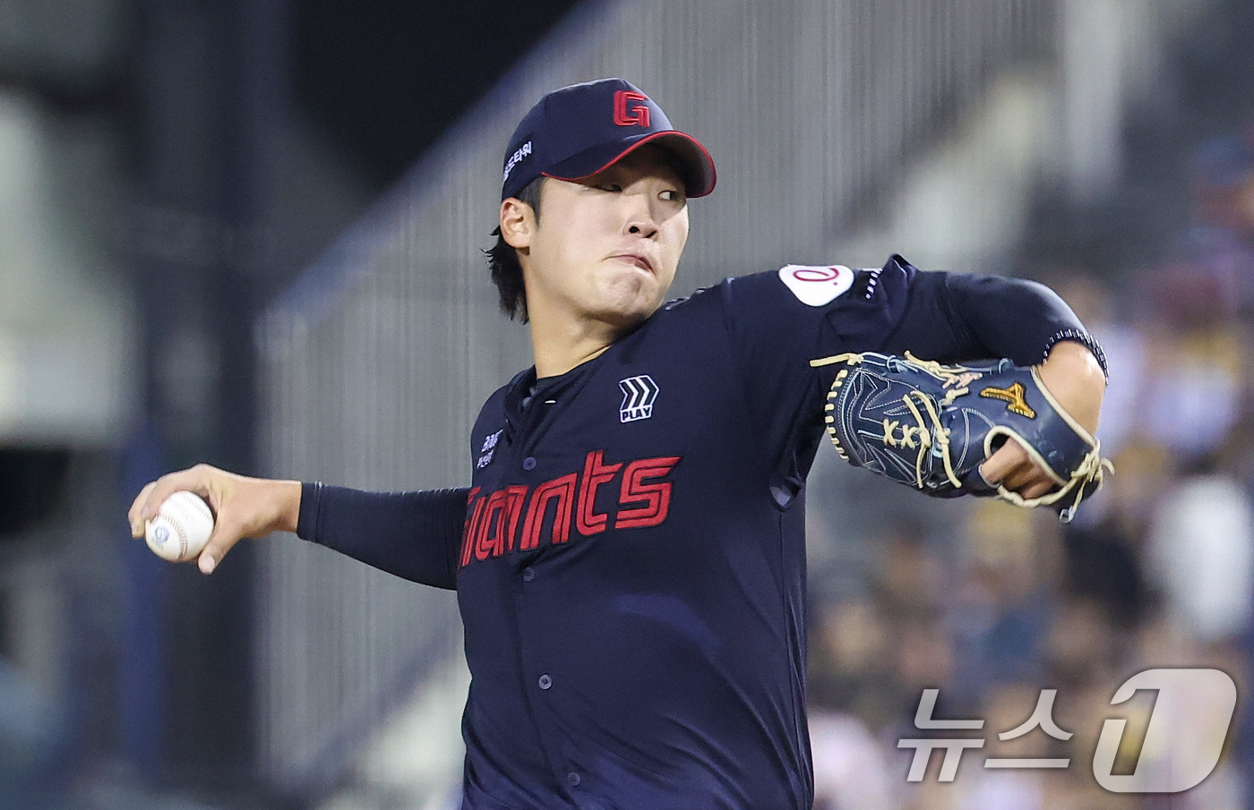 (서울=뉴스1) 김성진 기자 = 21일 서울 송파구 잠실야구장에서 열린 프로야구 '2025 신한 SOL 뱅크 KBO리그' 롯데 자이언츠와 LG 트윈스의 경기, 롯데 이민석이 6회말 …