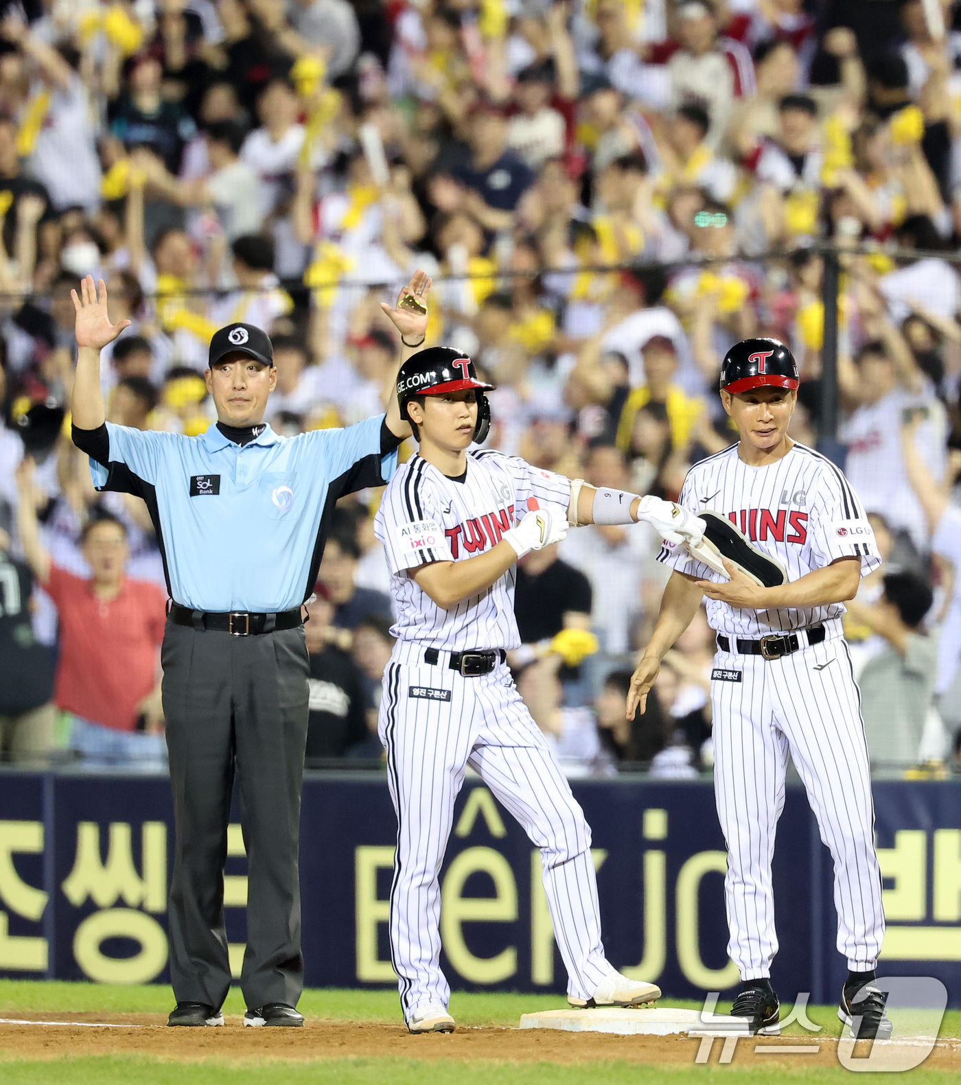 (서울=뉴스1) 김성진 기자 = 21일 서울 송파구 잠실야구장에서 열린 프로야구 '2025 신한 SOL 뱅크 KBO리그' 롯데 자이언츠와 LG 트윈스의 경기, LG  구본혁이 6회 …