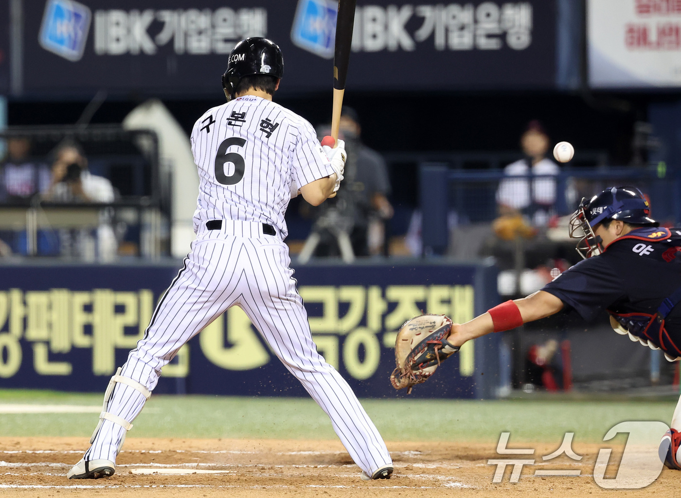 (서울=뉴스1) 김성진 기자 = 21일 서울 송파구 잠실야구장에서 열린 프로야구 '2025 신한 SOL 뱅크 KBO리그' 롯데 자이언츠와 LG 트윈스의 경기, 롯데 유강남이 6회말 …