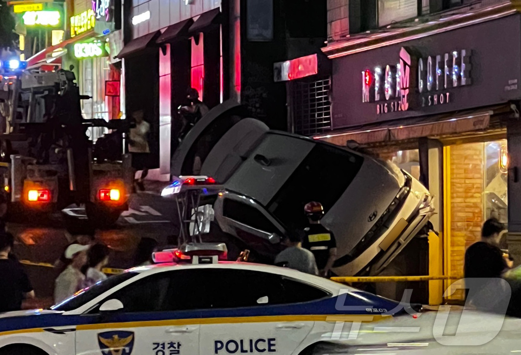 (서울=뉴스1) 홍기삼 기자 = 21일 오후 6시 47분경 서울 마포구 서교동의 한 골목에서 60대 운전자 A씨가 몰던 택시가 상점 외벽을 들이받아 소방대원 등이 현장을 수습하고 …