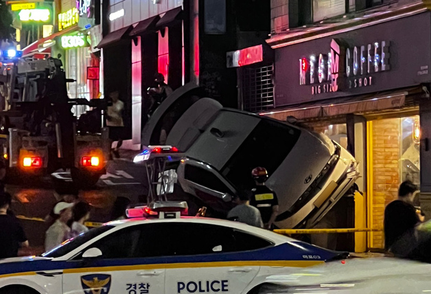 서울 마포 골목서 택시 돌진