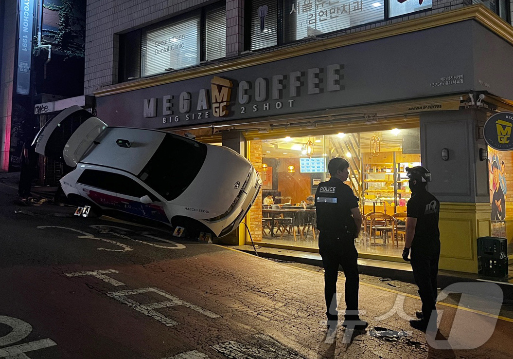 (서울=뉴스1) 홍기삼 기자 = 21일 오후 6시 47분경 서울 마포구 서교동의 한 골목에서 60대 운전자 A씨가 몰던 택시가 상점 외벽을 들이받아 소방대원 등이 현장을 수습하고 …