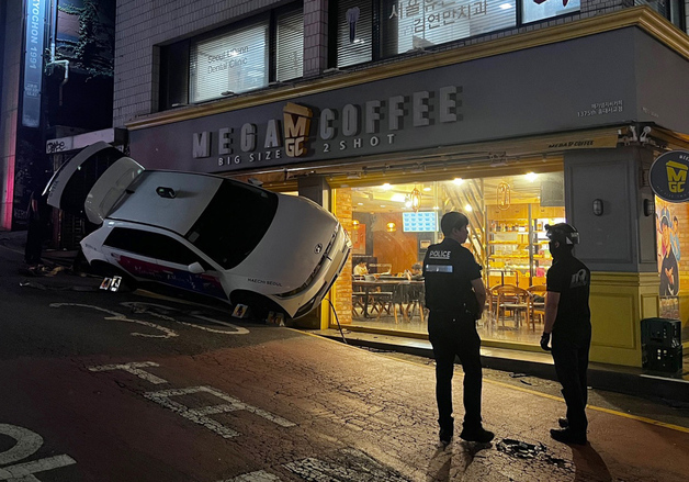 서울 마포 골목서 택시 돌진…운전자·보행자 3명 경상
