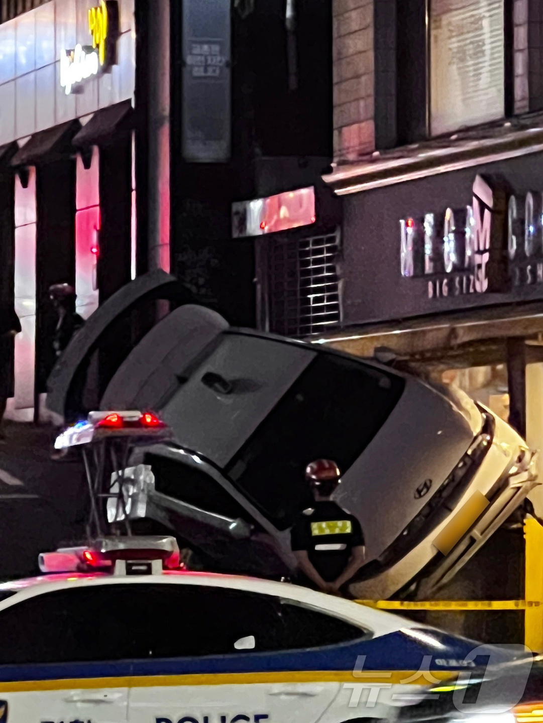 (서울=뉴스1) 홍기삼 기자 = 21일 오후 6시 47분경 서울 마포구 서교동의 한 골목에서 60대 운전자 A씨가 몰던 택시가 상점 외벽을 들이받아 소방대원 등이 현장을 수습하고 …