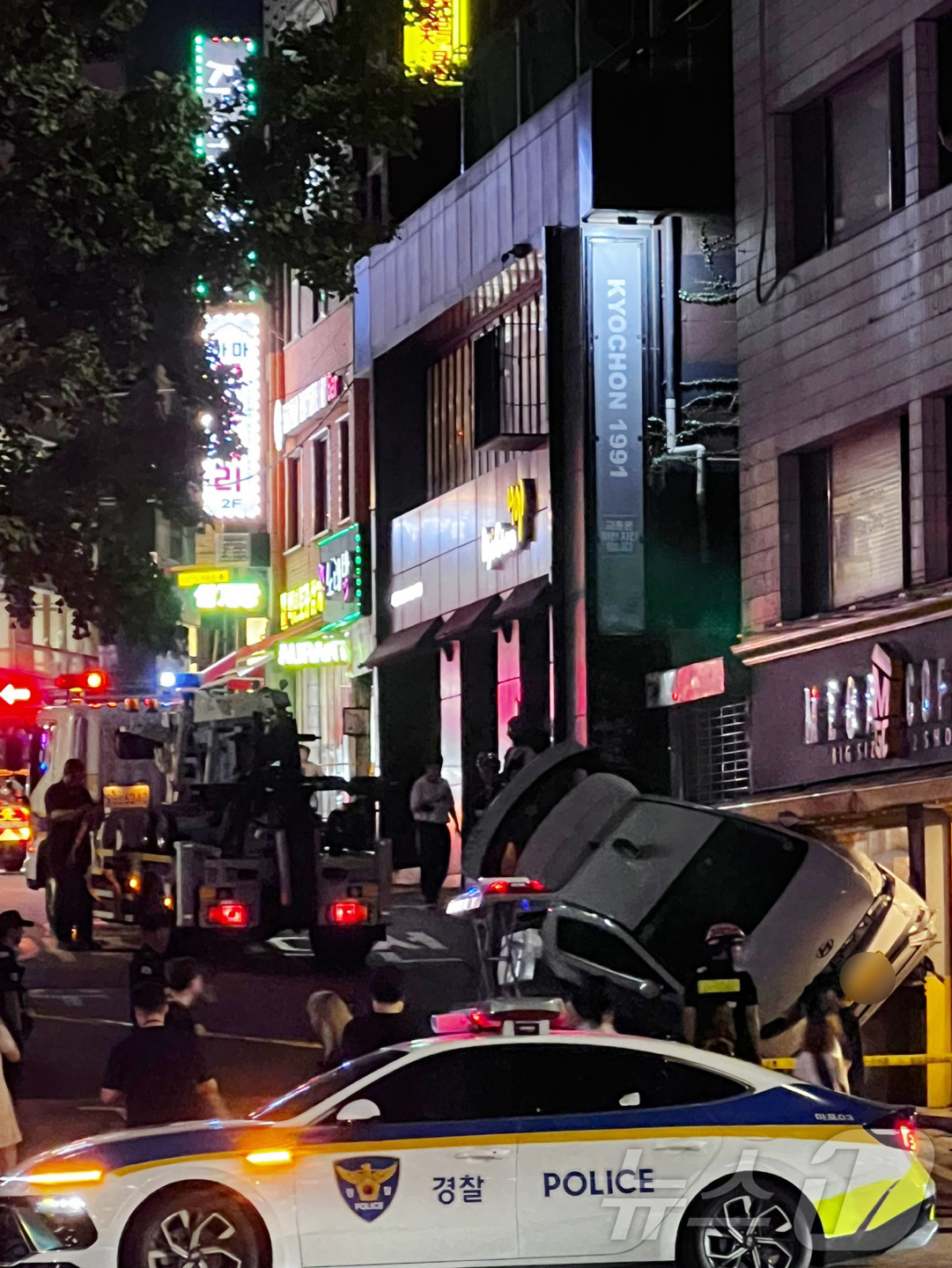 (서울=뉴스1) 홍기삼 기자 = 21일 오후 6시 47분경 서울 마포구 서교동의 한 골목에서 60대 운전자 A씨가 몰던 택시가 상점 외벽을 들이받아 소방대원 등이 현장을 수습하고 …