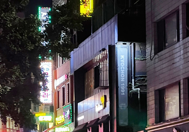 상가 외벽으로 돌진한 택시