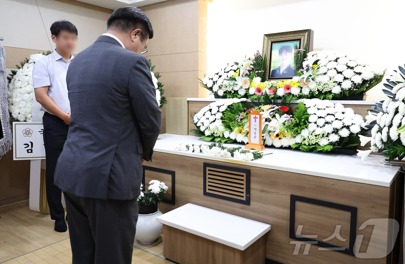 (서울=뉴스1) = 윤호중 행정안전부 장관이 21일 이태원 참사 당시 현장에 출동했던 소방대원 A씨의 빈소가 마련된 경기도 안양시 한 장례식장을 찾아 조문하고 있다. (행정안전부 …