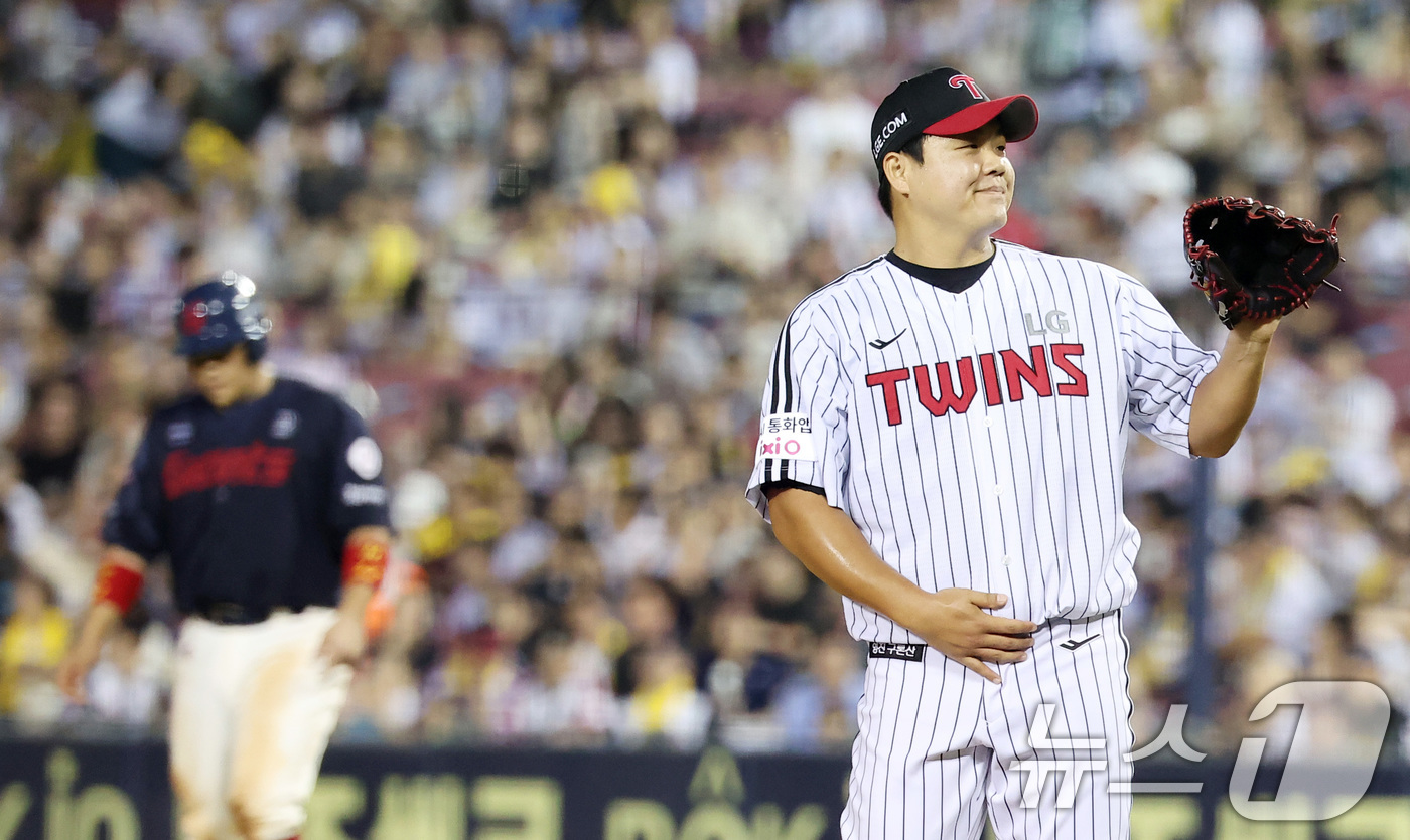 (서울=뉴스1) 김성진 기자 = 21일 서울 송파구 잠실야구장에서 열린 프로야구 '2025 신한 SOL 뱅크 KBO리그' 롯데 자이언츠와 LG 트윈스의 경기, LG 장현식이 7회초 …