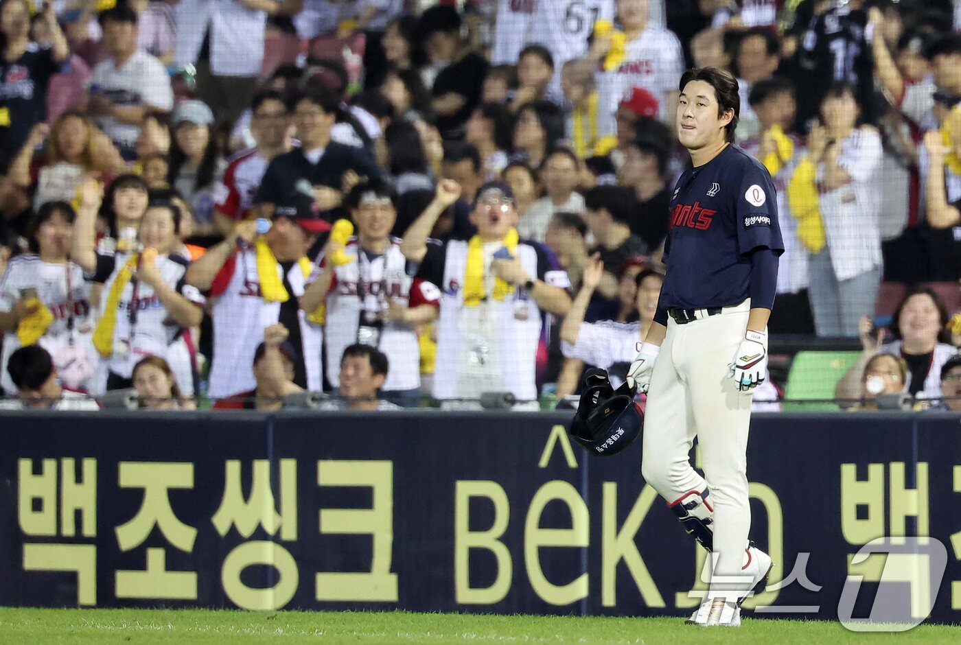본문 이미지 - 21일 서울 송파구 잠실야구장에서 열린 프로야구 &#39;2025 신한 SOL 뱅크 KBO리그&#39; 롯데 자이언츠와 LG 트윈스의 경기, 롯데 나승엽이 7회초 1사 만루 상황에서 유격수 병살타를 친 후 아쉬워하고 있다. 2025.8.21/뉴스1 ⓒ News1 김성진 기자