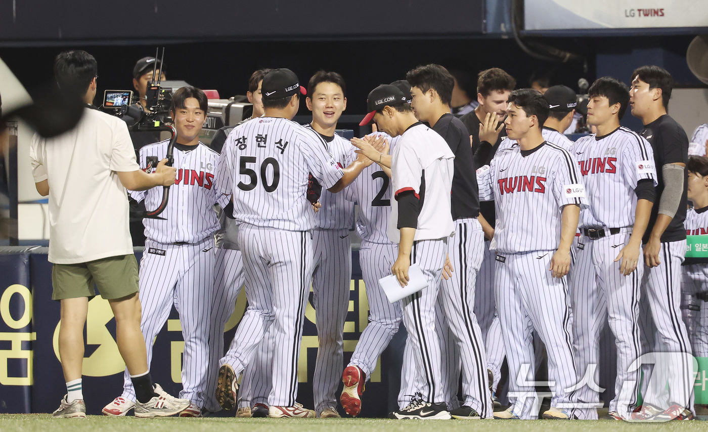 (서울=뉴스1) 김성진 기자 = 21일 서울 송파구 잠실야구장에서 열린 프로야구 '2025 신한 SOL 뱅크 KBO리그' 롯데 자이언츠와 LG 트윈스의 경기, LG 장현식이 7회초 …