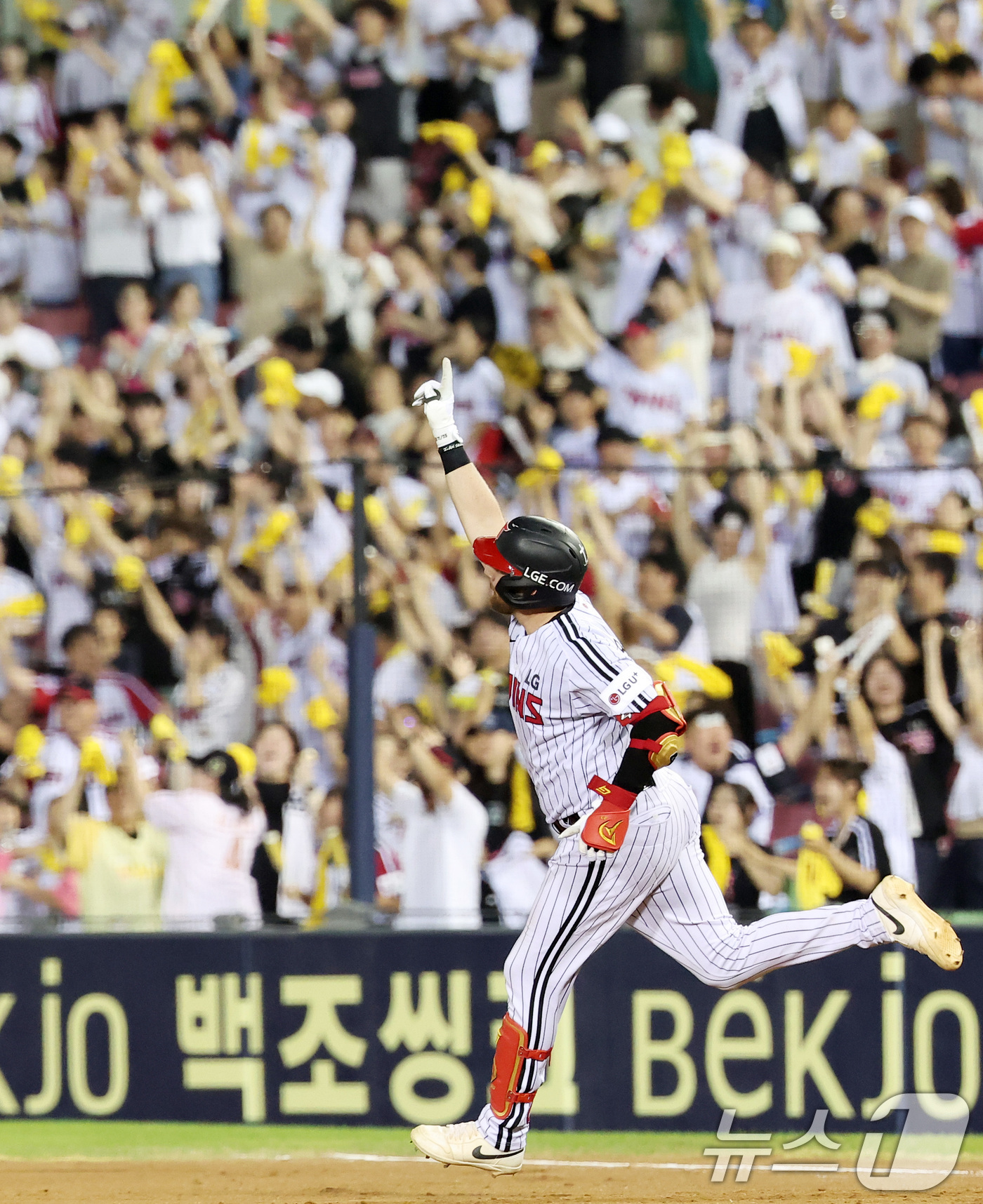 (서울=뉴스1) 김성진 기자 = 21일 서울 송파구 잠실야구장에서 열린 프로야구 '2025 신한 SOL 뱅크 KBO리그' 롯데 자이언츠와 LG 트윈스의 경기, LG 오스틴이 7회말 …