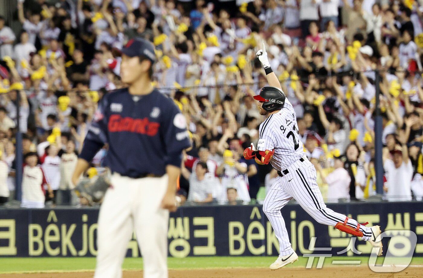 본문 이미지 - 21일 서울 송파구 잠실야구장에서 열린 프로야구 &#39;2025 신한 SOL 뱅크 KBO리그&#39; 롯데 자이언츠와 LG 트윈스의 경기, LG 오스틴이 7회말 무사 선두타자로 나서 솔로홈런을 친 후 기뻐하고 있다. 2025.8.21/뉴스1 ⓒ News1 김성진 기자