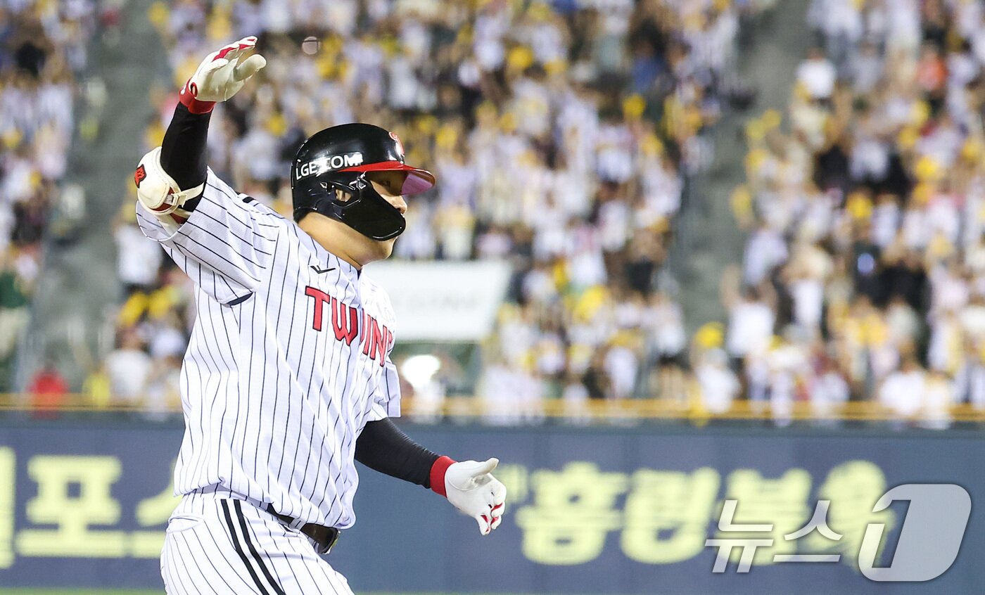 본문 이미지 - 21일 서울 송파구 잠실야구장에서 열린 프로야구 &#39;2025 신한 SOL 뱅크 KBO리그&#39; 롯데 자이언츠와 LG 트윈스의 경기, LG 문보경이 7회말 무사 동점 솔로홈런을 친 후 기뻐하고 있다. 2025.8.21/뉴스1 ⓒ News1 김성진 기자