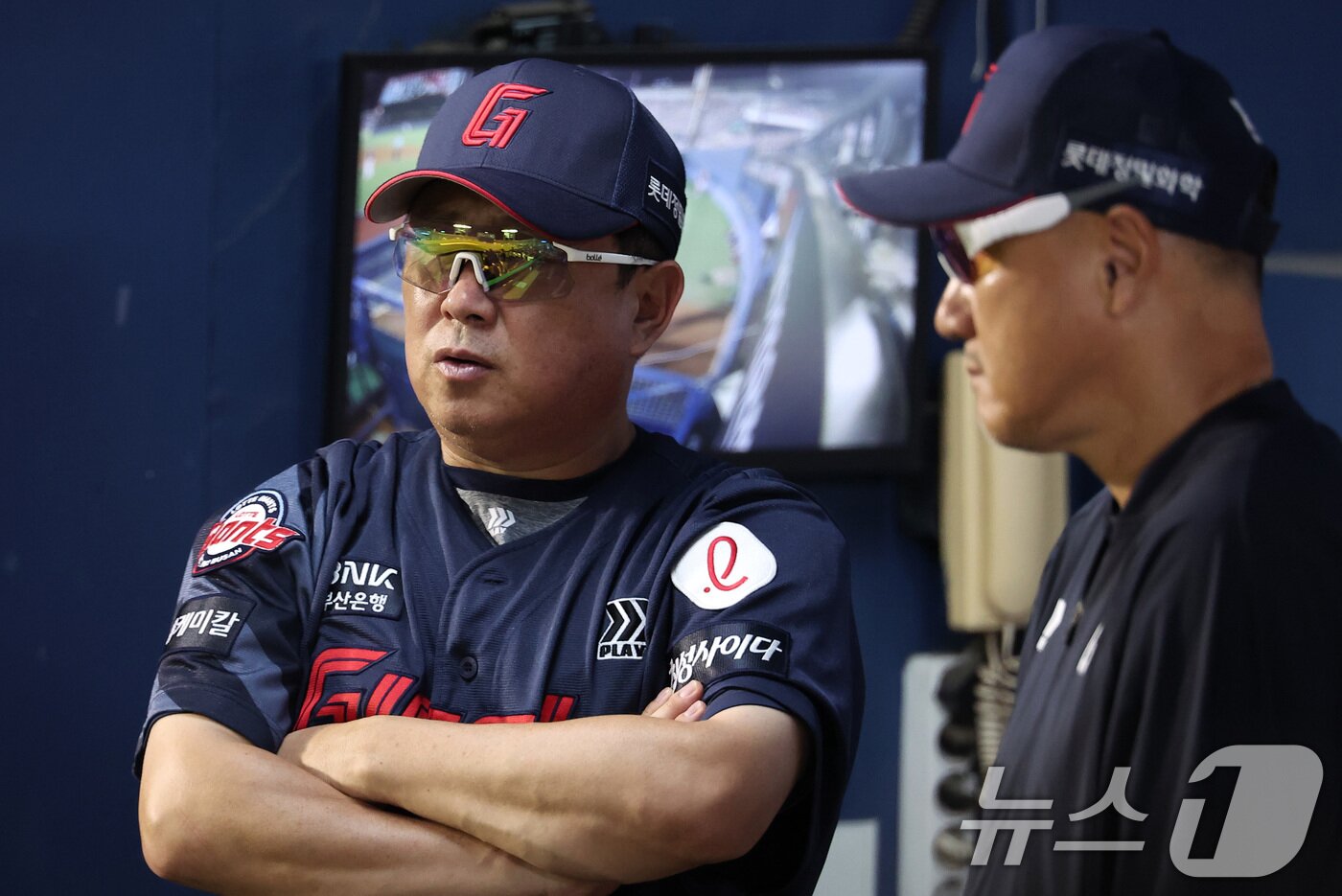 본문 이미지 - 21일 서울 송파구 잠실야구장에서 열린 프로야구 &#39;2025 신한 SOL 뱅크 KBO리그&#39; 롯데 자이언츠와 LG 트윈스의 경기, 롯데 김태형 감독이 6-6으로 비긴 8회초 공격을 바라보고 있다. 2025.8.21/뉴스1 ⓒ News1 김성진 기자