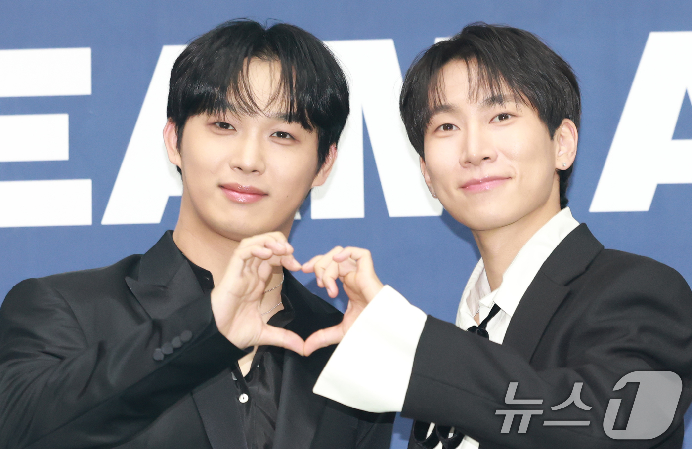 (서울=뉴스1) 권현진 기자 = 비투비 임현식과 서은광(오른쪽)이 21일 오후 서울 송파구 잠실 실내체육관에서 열린 '2025 케이 월드 드림 어워즈( K-WORLD DREAM A …