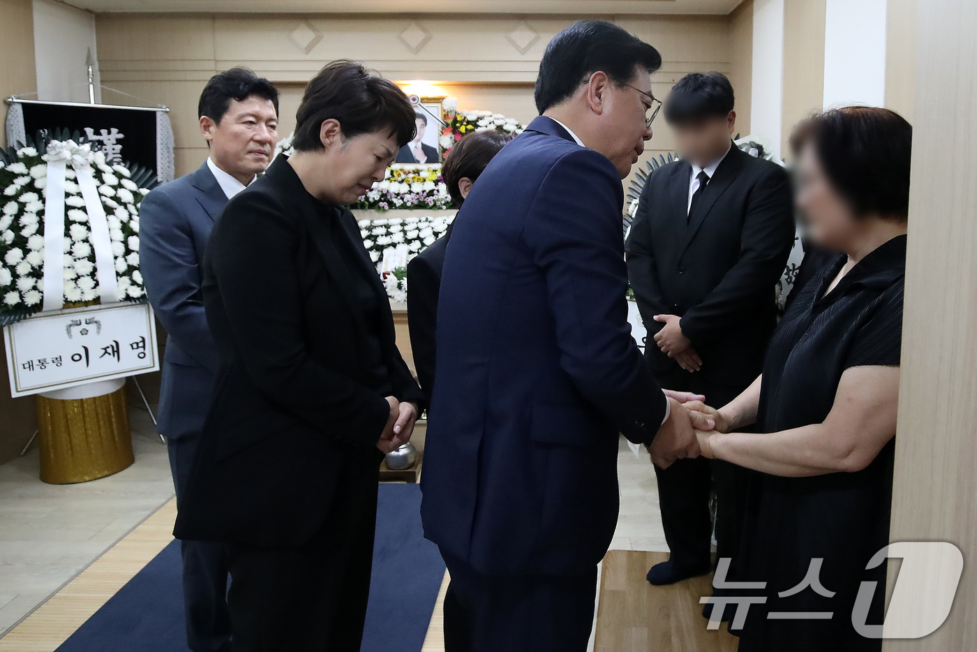 (청도=뉴스1) 공정식 기자 = 송언석 국민의힘 비상대책위원장 겸 원내대표(오른쪽 두번째)를 비롯한 당 지도부가 21일 오후 경북 청도군 화양읍 청도대남병원 장례식장에 마련된 무궁 …