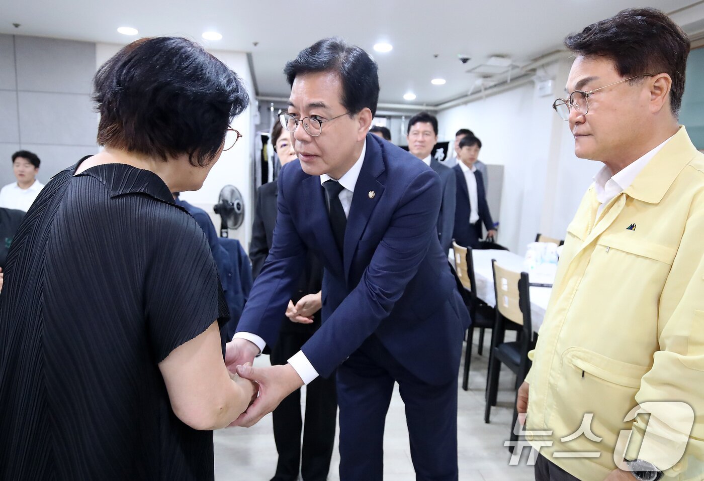 본문 이미지 - 송언석 국민의힘 비상대책위원장 겸 원내대표가 21일 오후 경북 청도군 화양읍 청도대남병원 장례식장에 마련된 무궁화호 열차사고 희생자 이모&#40;37&#41; 씨 빈소를 찾아 조문한 뒤 유가족을 위로하고 있다. 2025.8.21/뉴스1 ⓒ News1 공정식 기자