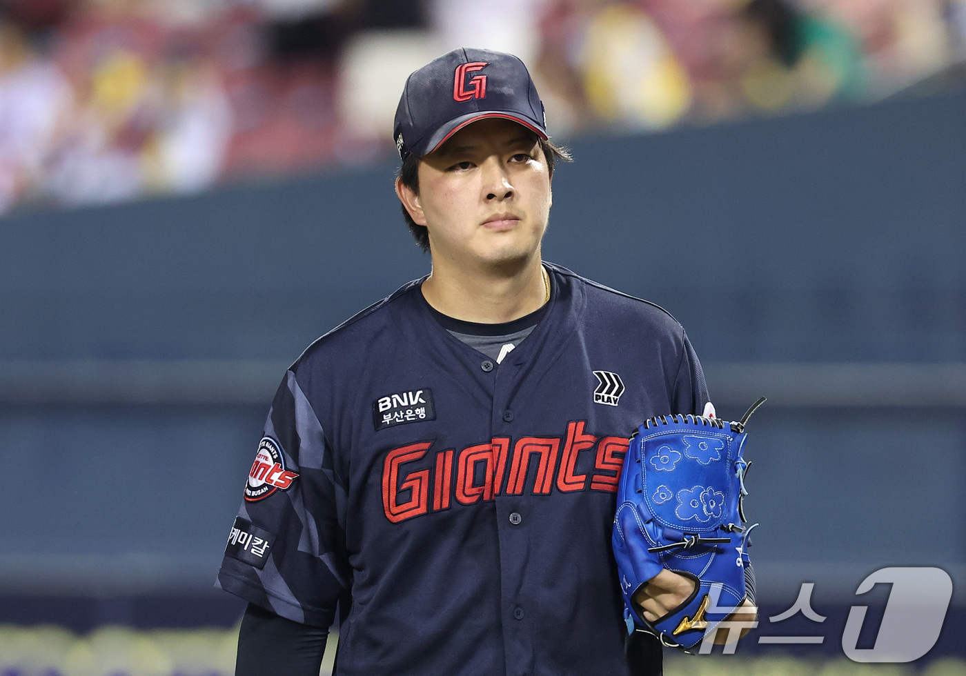 (서울=뉴스1) 김성진 기자 = 21일 서울 송파구 잠실야구장에서 열린 프로야구 '2025 신한 SOL 뱅크 KBO리그' 롯데 자이언츠와 LG 트윈스의 경기, 롯데 김원중이 연장 …