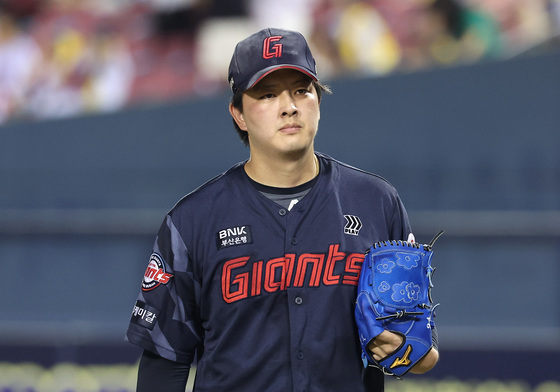 롯데 김원중, 교통사고로 늑골 미세 골절…"1차 캠프 늦게 합류"