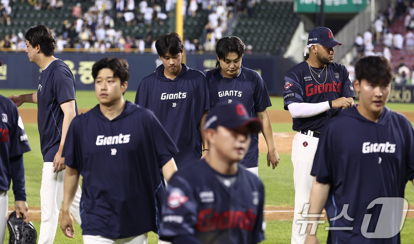 (서울=뉴스1) 김성진 기자 = 롯데 선수들이 21일 서울 송파구 잠실야구장에서 열린 프로야구 '2025 신한 SOL 뱅크 KBO리그' 롯데 자이언츠와 LG 트윈스의 경기에서 6- …