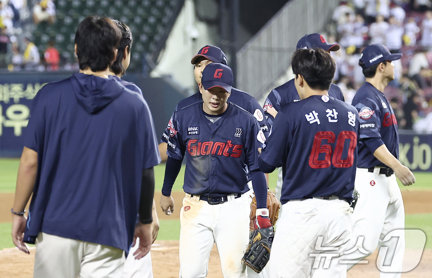 (서울=뉴스1) 김성진 기자 = 롯데 선수들이 21일 서울 송파구 잠실야구장에서 열린 프로야구 '2025 신한 SOL 뱅크 KBO리그' 롯데 자이언츠와 LG 트윈스의 경기에서 6- …