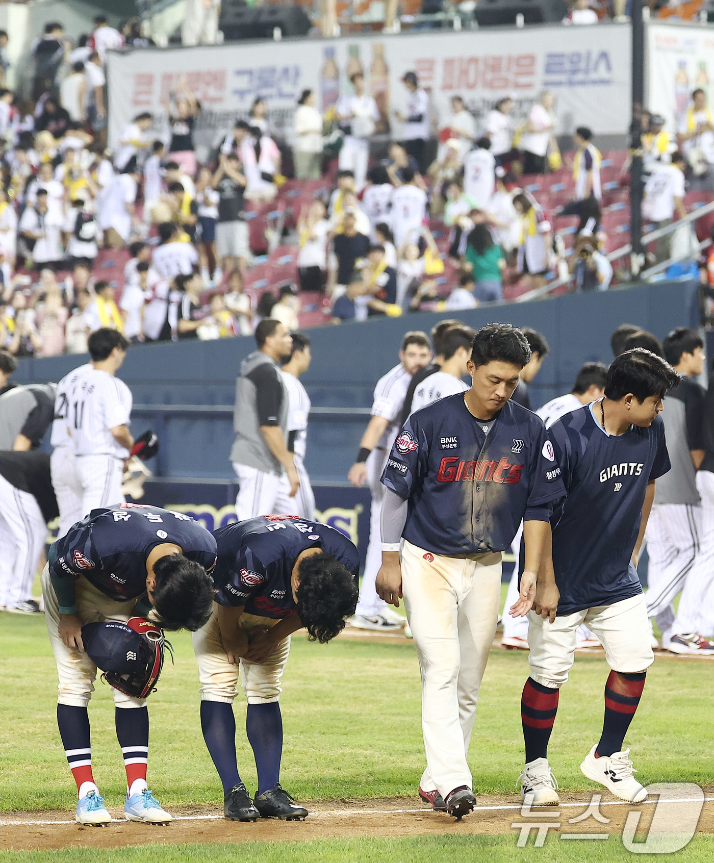 (서울=뉴스1) 김성진 기자 = 롯데 선수들이 21일 서울 송파구 잠실야구장에서 열린 프로야구 '2025 신한 SOL 뱅크 KBO리그' 롯데 자이언츠와 LG 트윈스의 경기에서 6- …