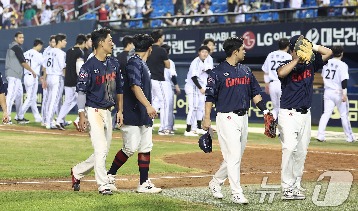 (서울=뉴스1) 김성진 기자 = 롯데 선수들이 21일 서울 송파구 잠실야구장에서 열린 프로야구 '2025 신한 SOL 뱅크 KBO리그' 롯데 자이언츠와 LG 트윈스의 경기에서 6- …