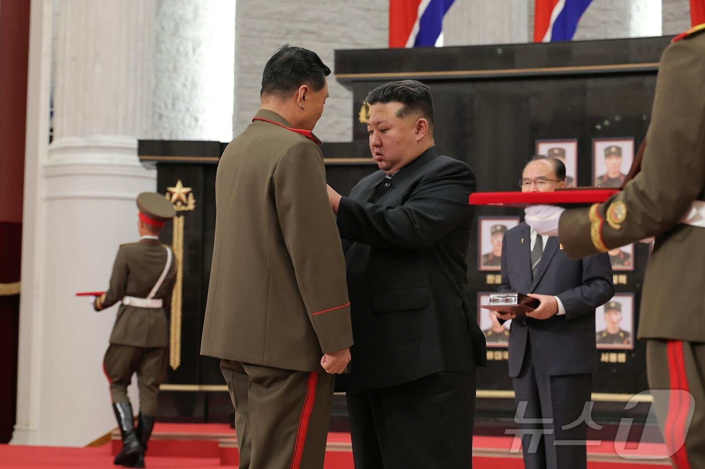 본문 이미지 - (평양 노동신문=뉴스1) = 북한 노동당 기관지 노동신문은 김정은 당 총비서가 귀국한 조선인민군 해외작전부대 주요지휘관에게 국가표창을 수여했다고 22일 보도했다. [국내에서만 사용가능. 재배포 금지. DB 금지. For Use Only in the Republic of Korea. Redistribution Prohibited] rodongphoto@news1.kr