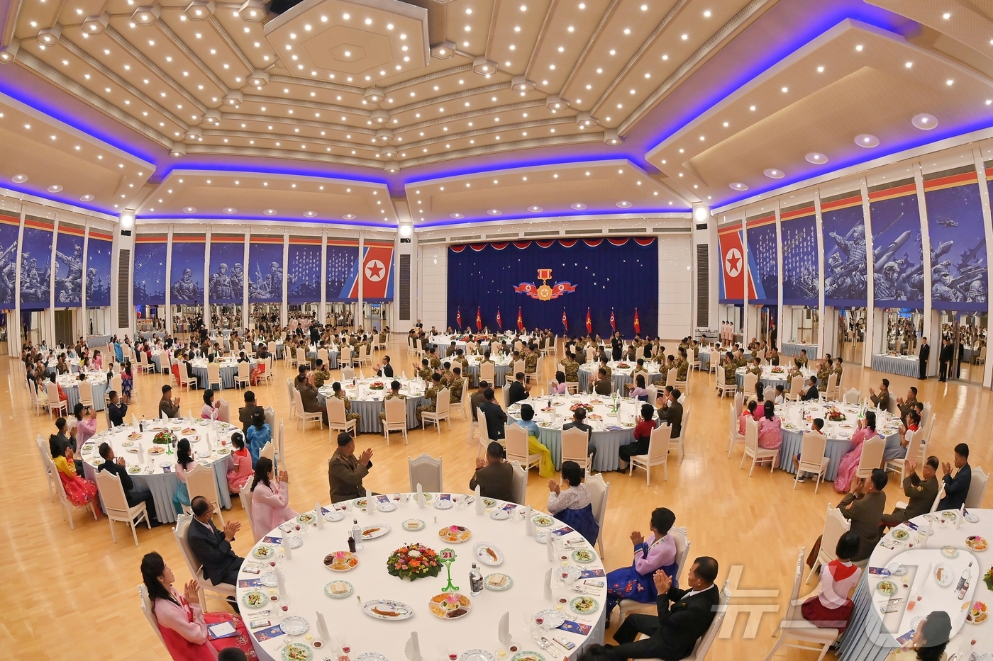 (평양 노동신문=뉴스1) = 북한 노동당 기관지 노동신문은 러시아에 파병돼 해외작전부대에 투입된 지휘관과 전투원들, 열사들의 유족들을 위한 연회가 개최됐다고 22일 보도했다. [국 …