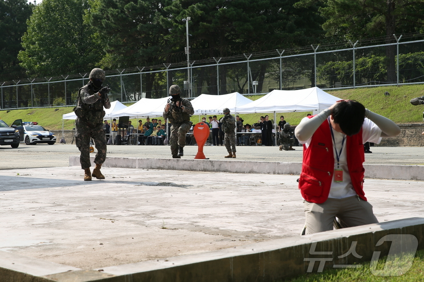 (대전=뉴스1) 이동원 기자 = 한국원자력연구원은 지난 20일 3일차 을지연습 기간 중 방사성폐기물 처리시설에 대한 불법드론 위협을 가정한 합동 훈련을 실시했다.합동훈련 중 군 및 …
