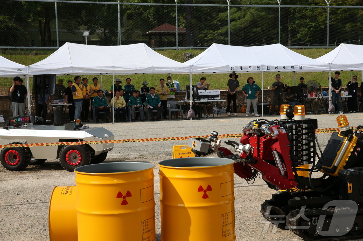 (대전=뉴스1) 이동원 기자 = 한국원자력연구원은 지난 20일 3일차 을지연습 기간 중 방사성폐기물 처리시설에 대한 불법드론 위협을 가정한 합동 훈련을 실시했다.합동훈련 중 한국원 …