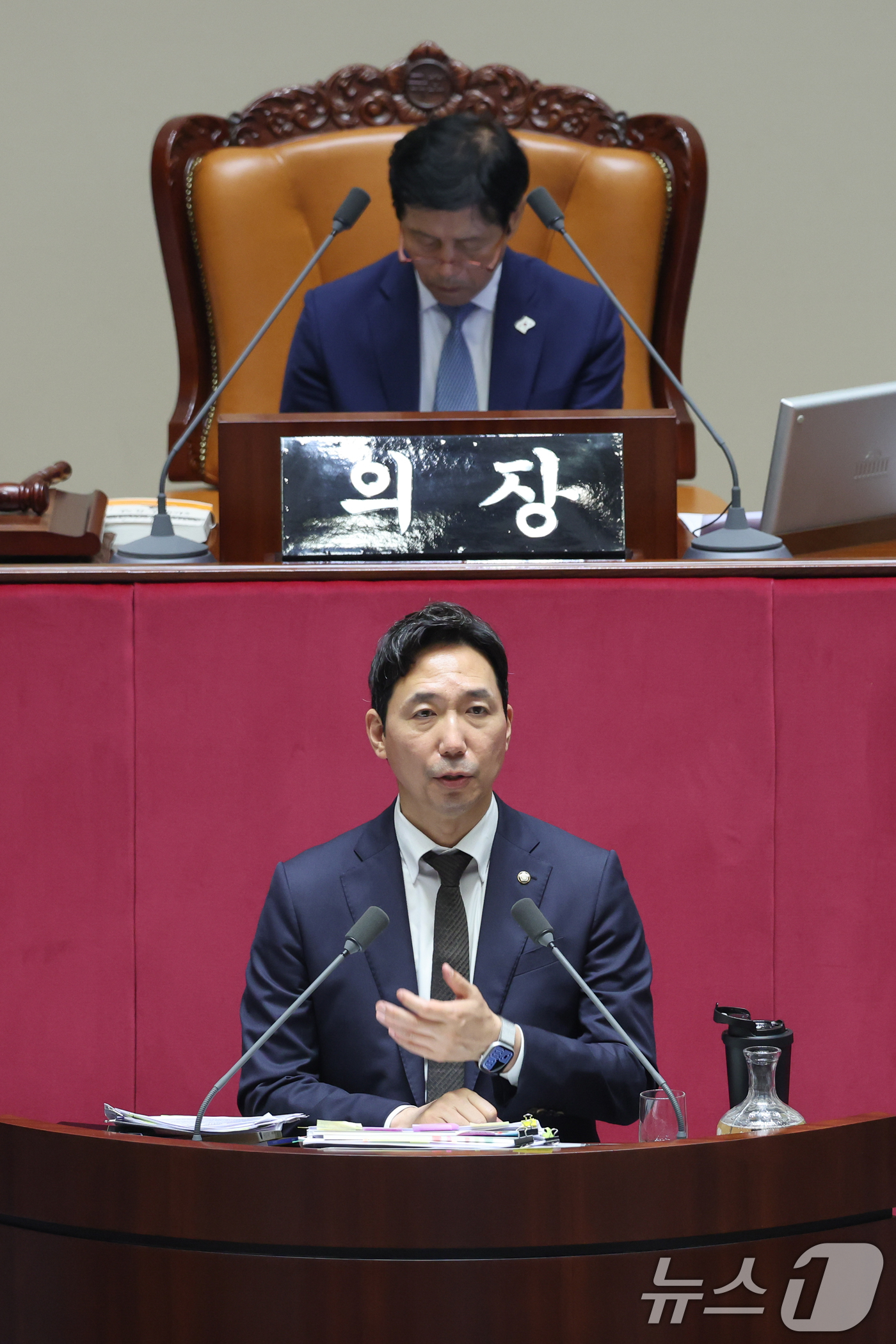 (서울=뉴스1) 안은나 기자 = 이정헌 더불어민주당 의원이 22일 오전 서울 여의도 국회에서 열린 제428회 국회(임시회) 본회의에서 한국교육방송공사법(EBS법) 개정안에 대한 무 …