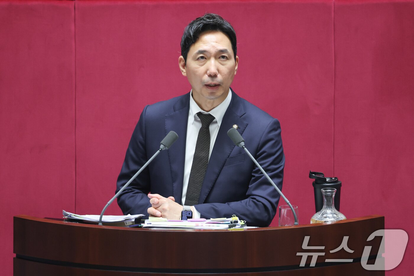 본문 이미지 - 이정헌 더불어민주당 의원이 22일 오전 서울 여의도 국회에서 열린 제428회 국회&#40;임시회&#41; 본회의에서 한국교육방송공사법&#40;EBS법&#41; 개정안에 대한 무제한 토론&#40;필리버스터&#41;을 하고 있다. 2025.8.22/뉴스1 ⓒ News1 안은나 기자