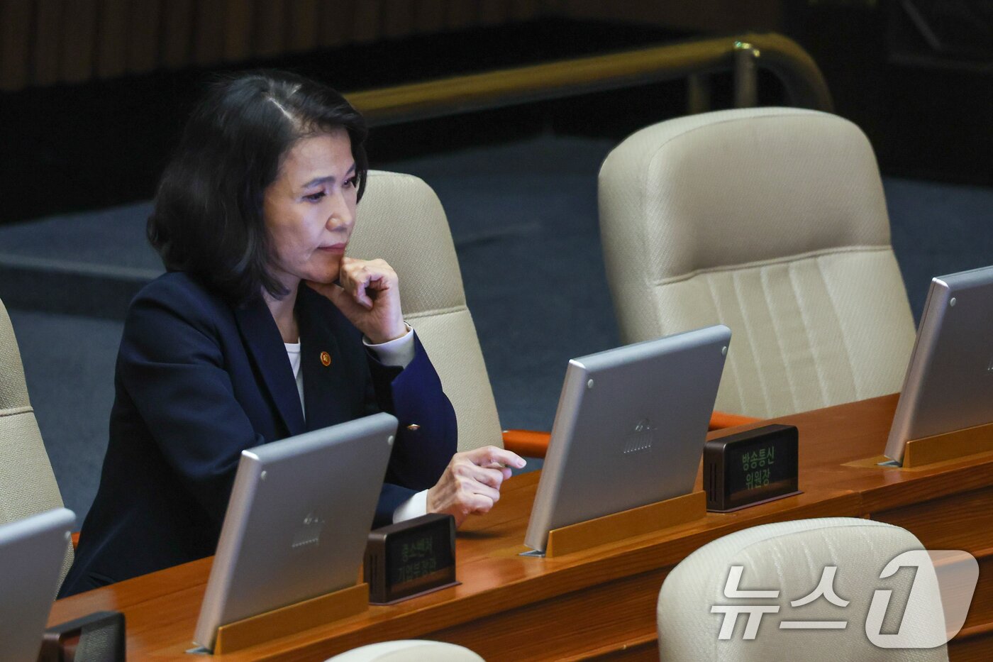 본문 이미지 - 이진숙 방송통신위원장이 22일 오전 서울 여의도 국회에서 열린 제428회 국회&#40;임시회&#41; 본회의에서 이정헌 더불어민주당 의원의 한국교육방송공사법&#40;EBS법&#41; 개정안에 대한 무제한 토론&#40;필리버스터&#41;을 듣고 있다. 2025.8.22/뉴스1 ⓒ News1 안은나 기자