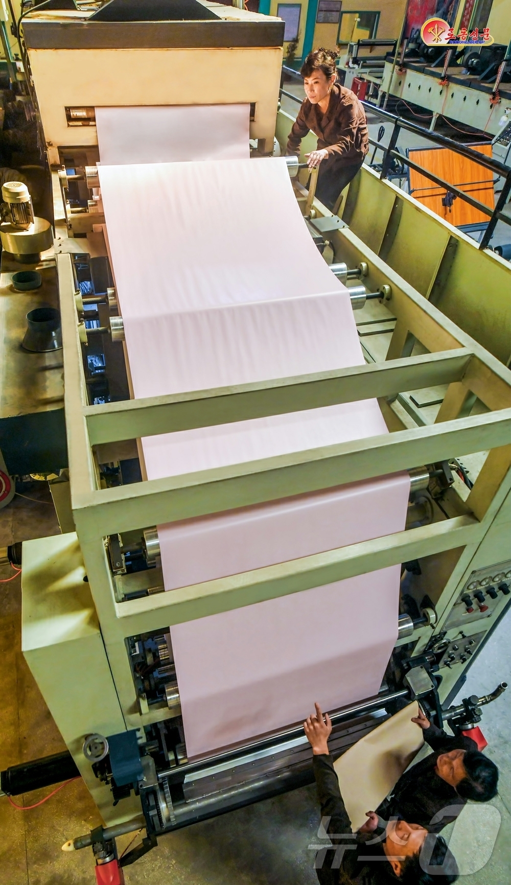 (평양 노동신문=뉴스1) = 북한 노동당 기관지 노동신문은 22일 평양수지건재공장에서 당 결정을 받들기 위해 건재품생산에 박차를 가하고 있다고 보도했다. [국내에서만 사용가능. 재 …