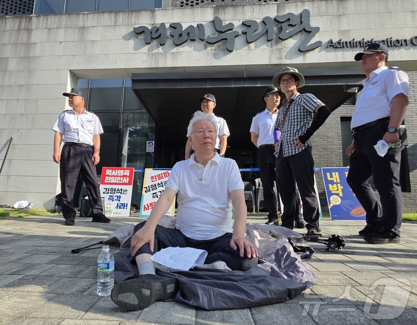 본문 이미지 - 황선건 6·10만세운동유족회장이 22일 독립기념관 겨레누리관에서 김형석 관장의 출근을 저지하기 위해 입구를 지키고 있다. 2025.8.22/뉴스1 ⓒ News1 이시우 기자