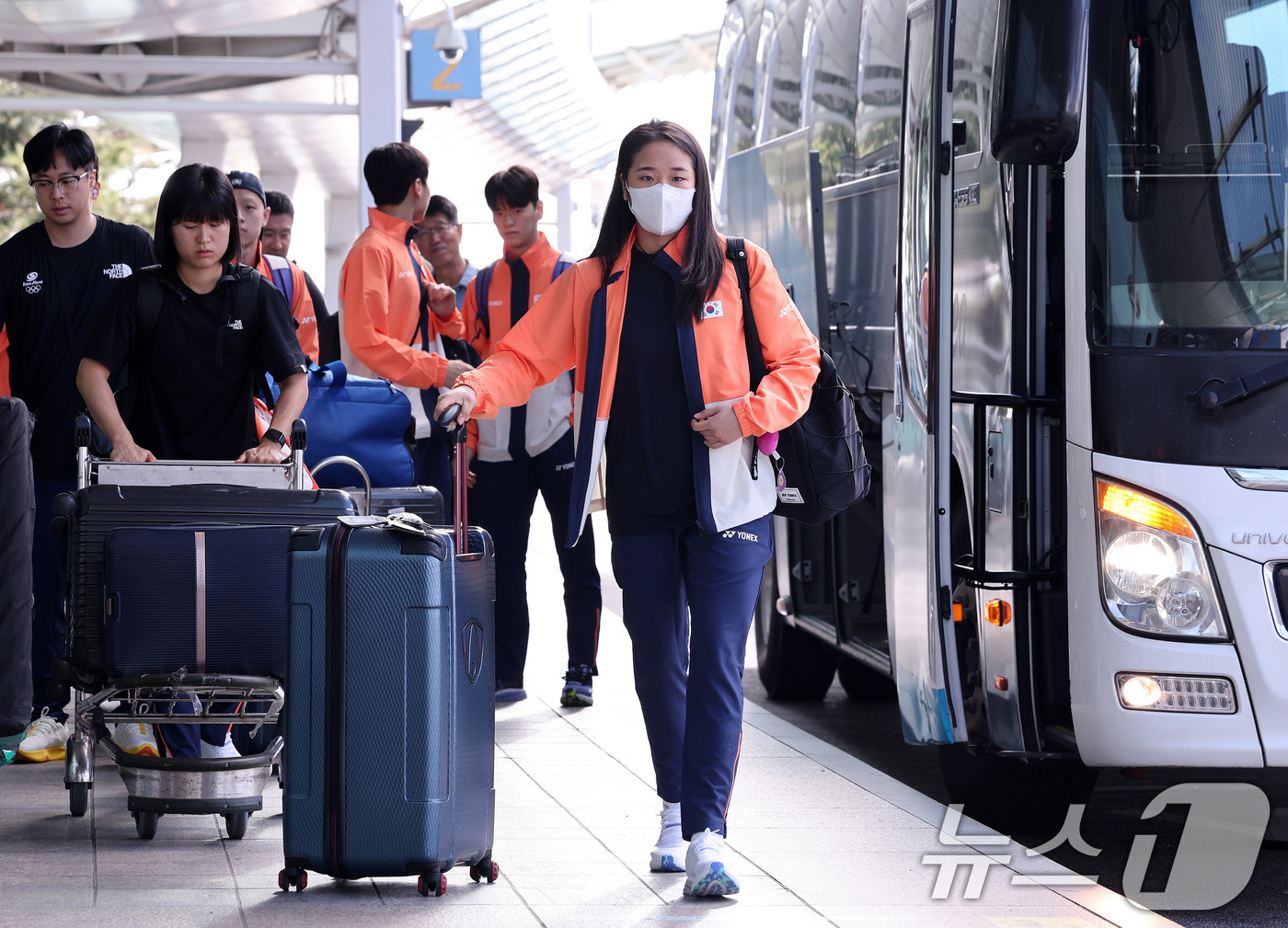 (인천공항=뉴스1) 박지혜 기자 = 배드민턴 간판 안세영이 22일 인천국제공항 1터미널을 통해 2025 세계선수권대회가 열리는 프랑스 파리로 출국하고 있다.대회는 오는 25일부터 …